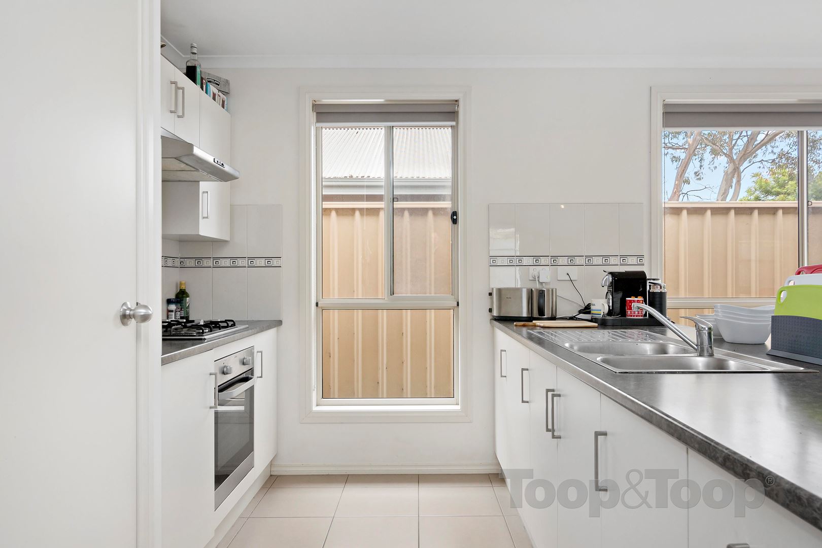 1 / 5 Bishops Hill Road, Happy Valley SA 5159, Happy Valley - Thumbnail 2